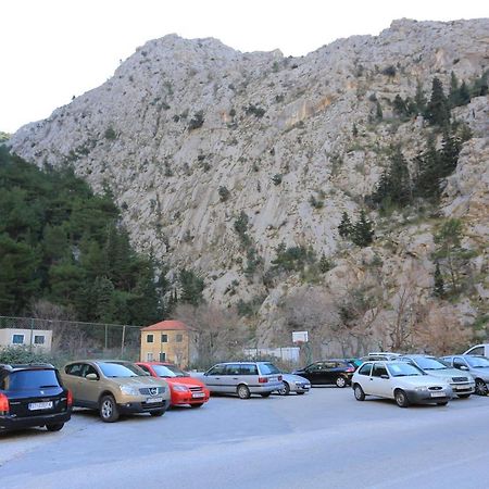 Apartments With A Parking Space Omis - 4327 Eksteriør billede