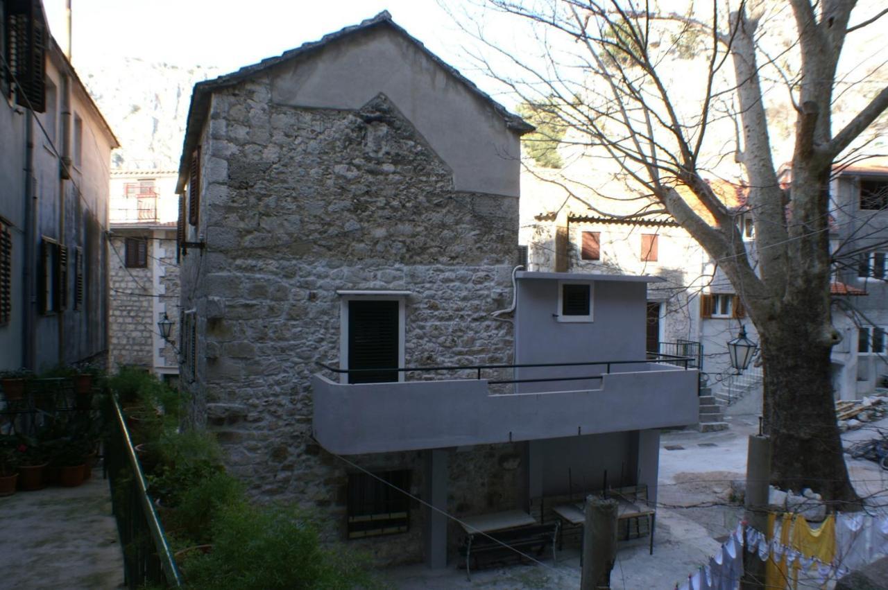 Apartments With A Parking Space Omis - 4327 Eksteriør billede
