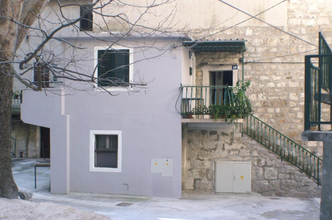 Apartments With A Parking Space Omis - 4327 Eksteriør billede