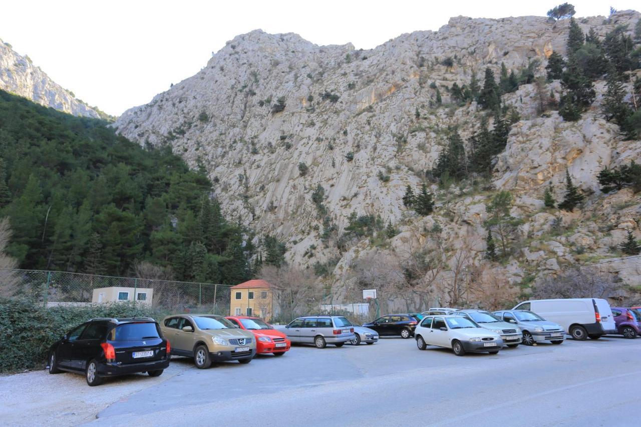 Apartments With A Parking Space Omis - 4327 Eksteriør billede