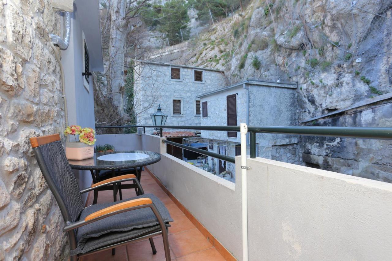 Apartments With A Parking Space Omis - 4327 Eksteriør billede